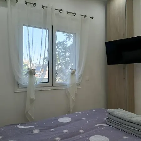 Beautiful Pedestrian Apartment *
