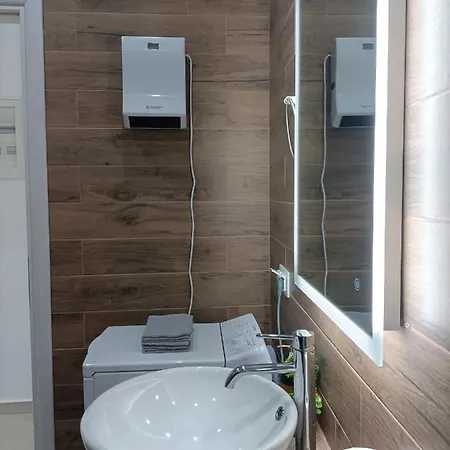 Beautiful Pedestrian Apartment *